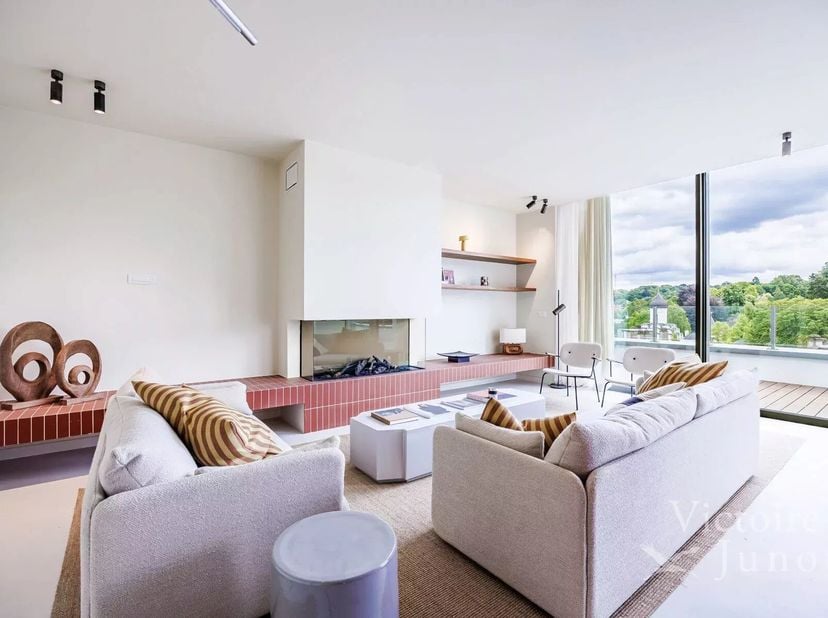 Victoire Junot stelt u een ruim penthouse met drie slaapkamers voor, verlengd door een prachtig en gunstig georiënteerd terras (Zuid/Zuid-West), met u