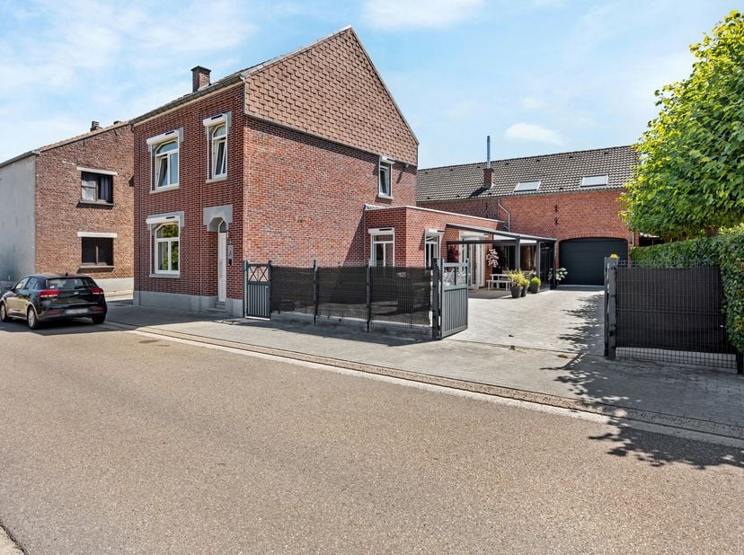 Volledig gerenoveerde gezinswoning met riante werkplaats van samen 534m2, gelegen te Vlijtingen. Deze rustige deelgemeente van Riemst beschikt over he