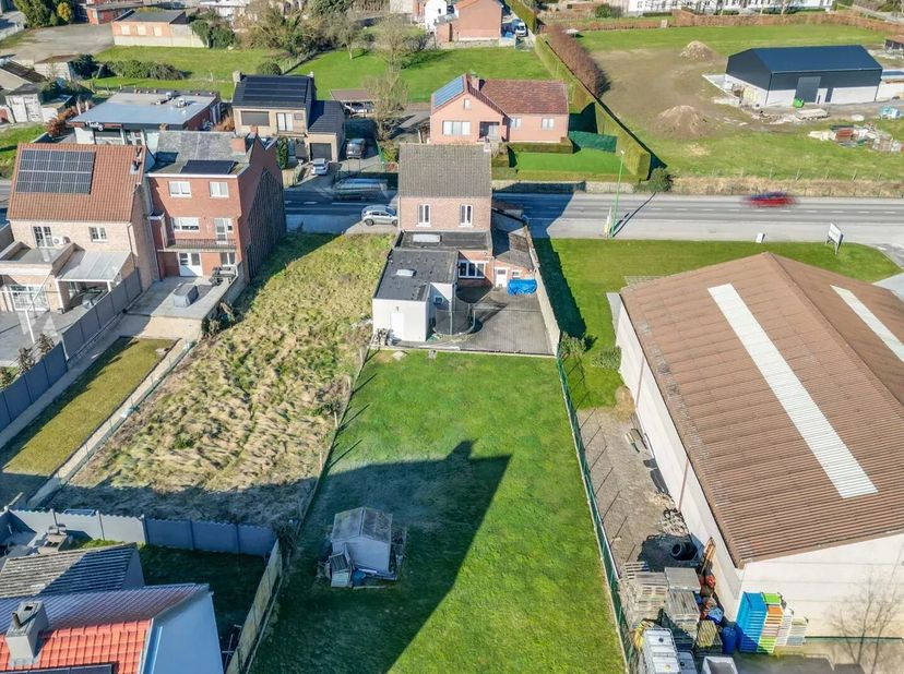 Deze ruime woning ligt op de Steenweg in Gingelom, op slechts een kwartier van Sint-Truiden, vijf minuten van Landen en een zestal minuten van de opri