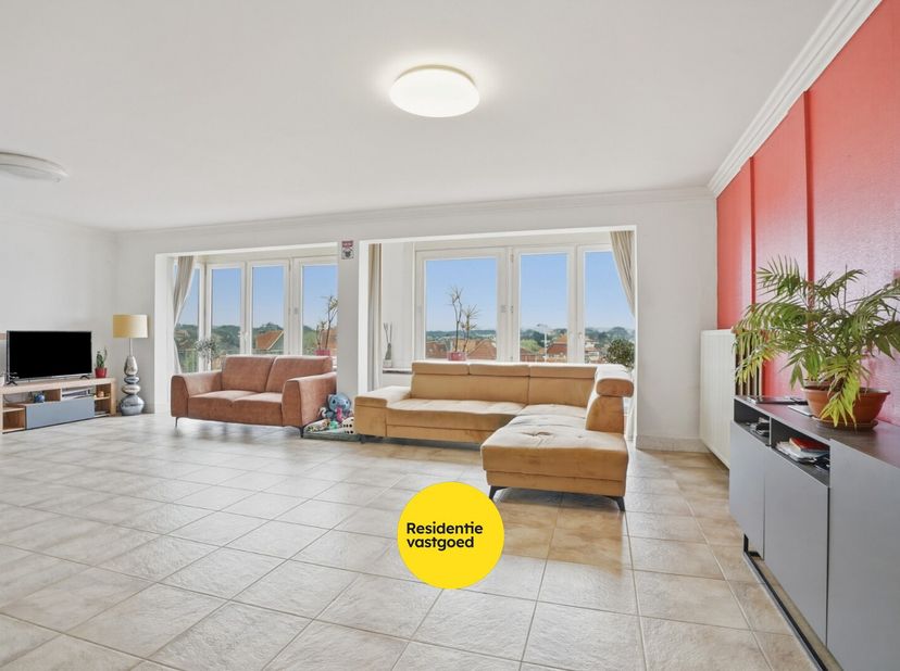 Op een uitstekende ligging langs de Koninklijke Baan, op wandelafstand van zee en het centrum van Koksijde-Bad, bevindt zich dit ruime appartement op