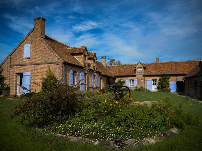 FOURONS (Limbourg) : 2 gîtes confortables (+/- 270m² - maximum 12 personnes) + commerce (#1X+6_BEPO_LIM)<br />
• Surface du terrain : +/- 1.000m²<br /