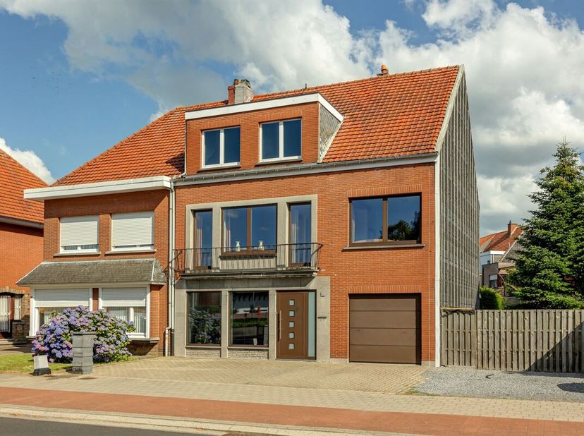 Gelegen nabij het centrum van Wommelgem vinden we deze gedeeltelijk gerenoveerde tweewoonst terug.<br />
Bij het betreden van de woning komt u in de r