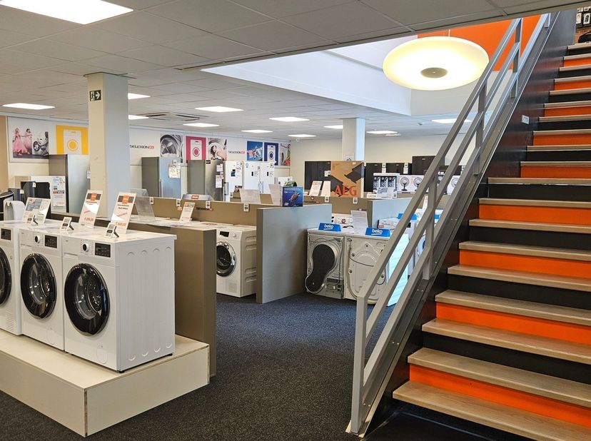 HANDELSPAND TE KOOP IN PELT<br />
Op zoek naar een commerciële toplocatie met maximale zichtbaarheid? Dit multifunctionele handelspand in Pelt biedt