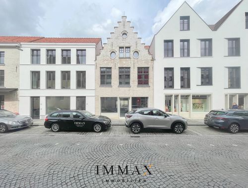                                         Handelsgelijkvloers te huur in Brugge, € 2.250
