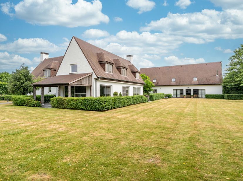 Exclusief landgoed met paardenaccommodatie en bijwoning op ruim 2,4 hectare in Ardooie<br />
Op een uitzonderlijke locatie in Ardooie bevindt zich dit
