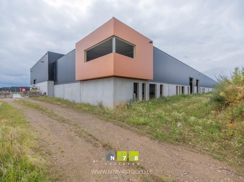 UNIT 1 VAN 518M² + VERDIEPING VAN 33M² VOOR KANTOORRUIMTE.<br />
<br />
Op deze site aan Europark zijn 4 ruime bedrijfsunits ontwikkeld. Er is bewust