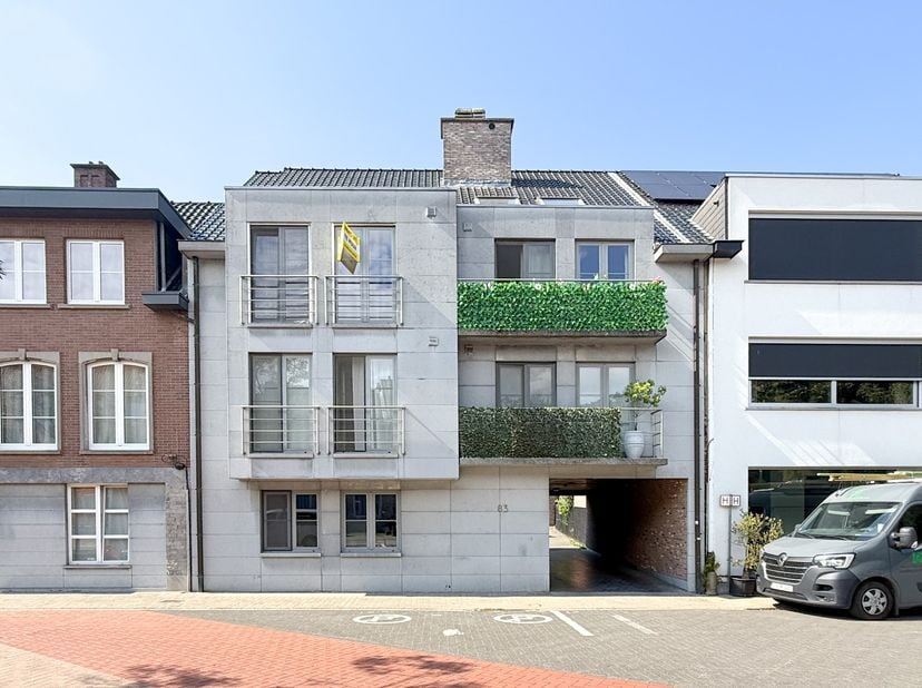 Dit appartement is gelegen op de tweede verdieping met volgende indeling: inkomhal, lichtrijke leefruimte met ingerichte keuken, berging, twee slaapka