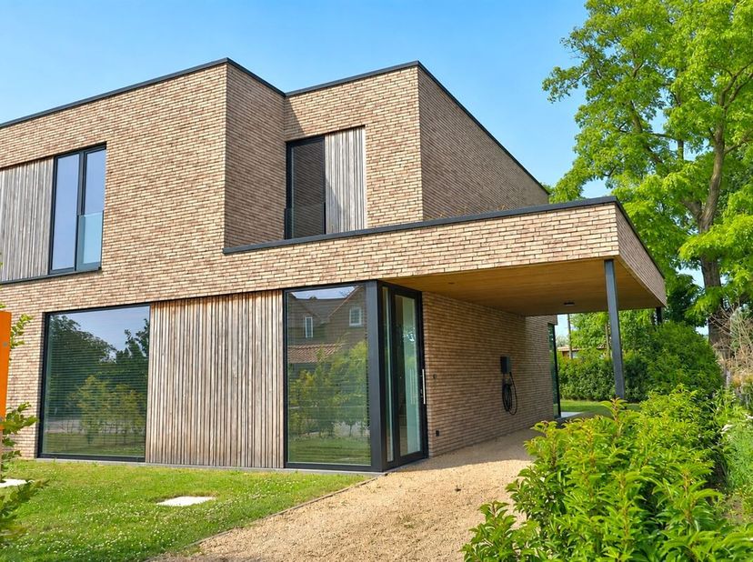 *** QUICK SALE MET BIEDPRIJS VANAF 485.000 EUR * Kijk -en bieddagen op 16, 17 en 18 juli (enkel op afspraak) <br />
HEDENDAAGSE NIEUWBOUW MET FOCUS OP