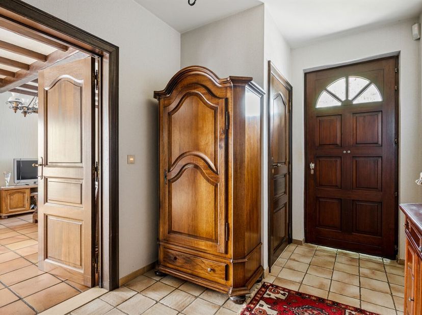 Te renoveren mooie open bebouwing op prachtig perceel<br />
Ligging: Gelegen in een rustige en aangename woonomgeving in Brasschaat geniet deze woning