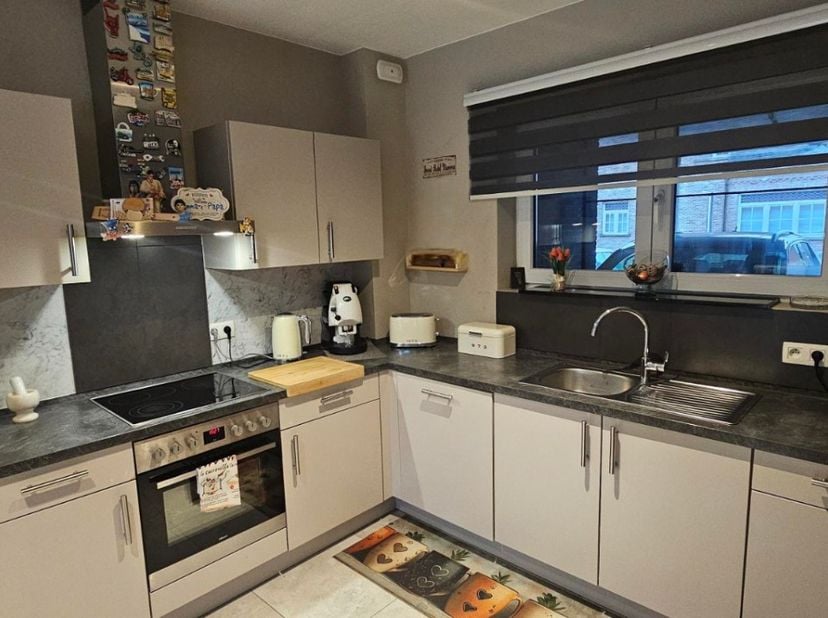 Duurzame nieuwbouwwoning met 5 slaapkamers, centraal maar rustig gelegen in Maasmechelen.<br />
<br />
Zeer gunstig gelegen in een rustige straat,&amp;nbs