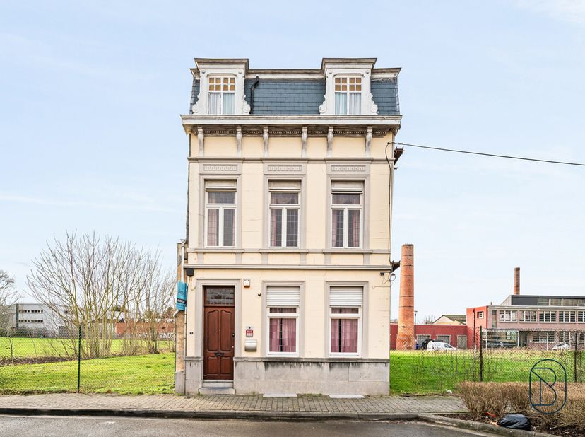 Grote BURGERWONING met 4 SLK en STADSTUIN! Goedgelegen op wandelafstand van het centrum, grote charmante te renoveren burgerwoning: ideaal voor mensen