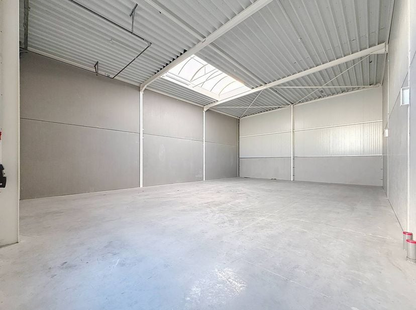 Cette unité PME de nouvelle construction offre 216 m² d'espace flexible et dispose de deux places de parking privées. Cette unité fait partie du proje
