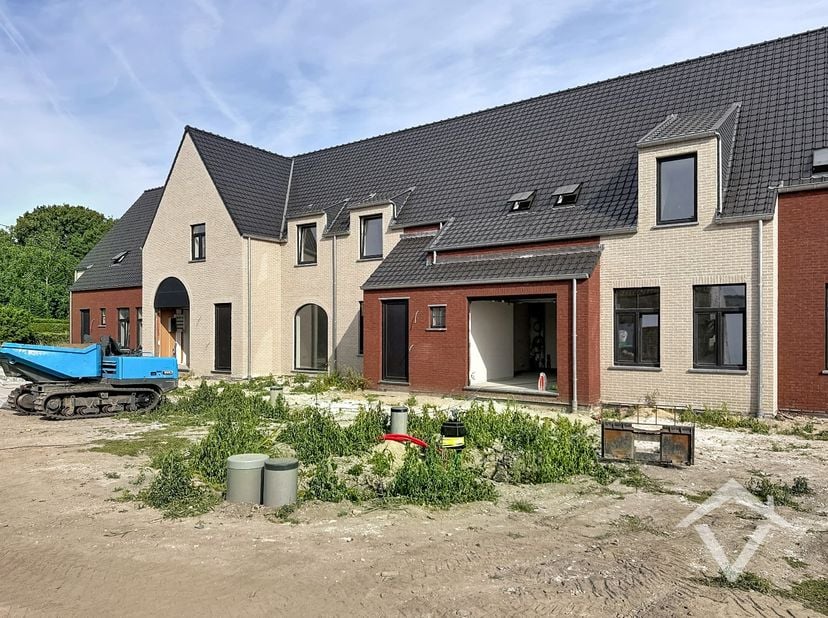 Deze nieuwbouwwoning bestaat uit: inkomhal - toilet - living - keuken - terras - tuin - wasplaats - berging - garage - nachthal - 3 slaapkamers - badk