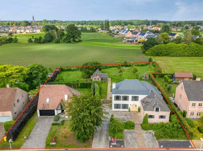 Te Zandvoort 35 + 37 in Westerlo-Tongerlo vinden we deze recente villa en de naastgelegen gezinswoning terug, beide eigendommen worden als 1 geheel ve