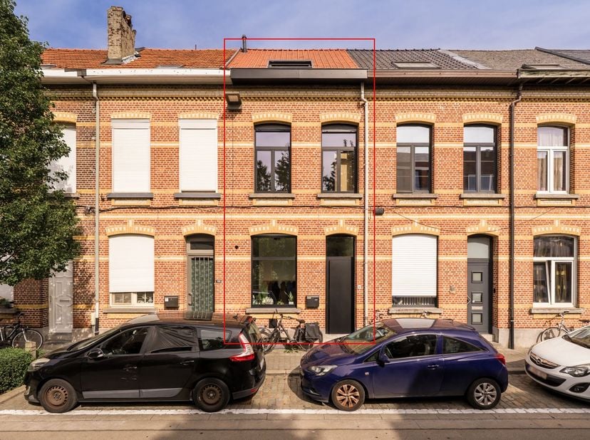 Stijlvolle woning waar comfort, ruimte en charme perfect samenkomen.<br />
Via de inkomhal betreedt u de lichtrijke leefruimte, die naadloos overgaat