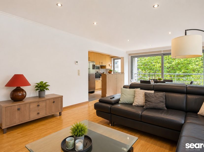 Dit instapklare drie slaapkamer appartement (120m2) is centraal gelegen op de Dascottelei te Deurne, in de onmiddellijke omgeving van openbaar vervoer