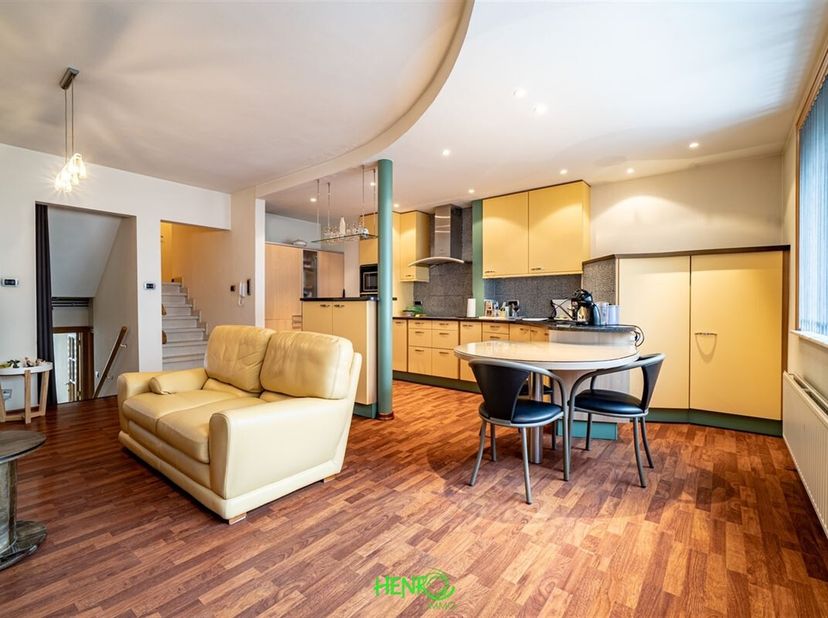 Appartement spacieux, lumineux et bien entretenu, idéalement situé au 1er étage d'un immeuble avec ascenseur, offrant un cadre de vie confortable, acc