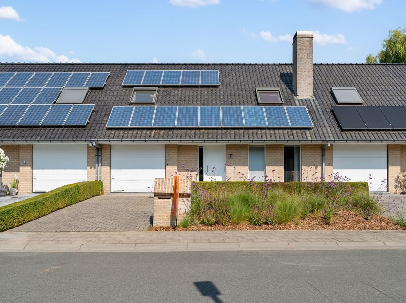 Deze rustig gelegen en goed onderhouden woning met 4 slaapkamers, garage, oprit en tuin wordt u te koop aangeboden aan de rand van het centrum Poperin