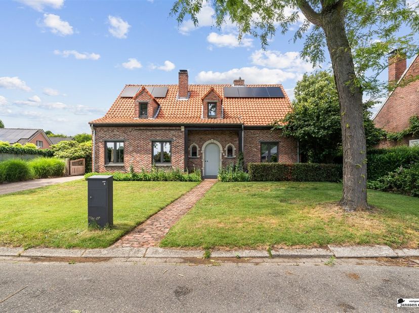 Située dans un cul-de-sac tranquille dans un emplacement de premier choix à Rijkevorsel, vous trouverez cette maison de campagne de caractère sur un t