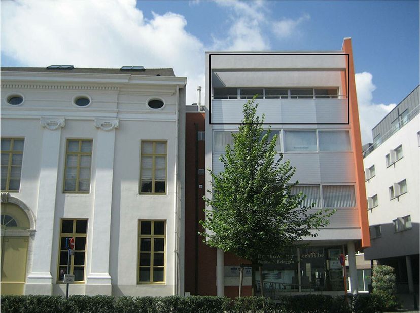 Deze kantoorruimte bevindt zich op de derde verdieping van een kantoorgebouw en heeft een beschikbare oppervlakte van 189 m². De ruimte is volledig in