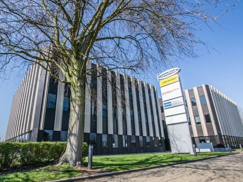 Deze multifunctionele site in Kontich faciliteert een flexibele werkomgeving op een strategische locatie tussen Antwerpen en Brussel. Gelegen aan de P
