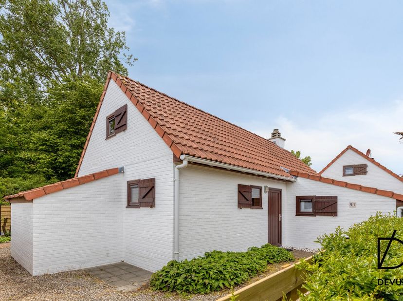 <br />
Deze verrassend&amp;nbsp;ruime en instapklare&amp;nbsp;vakantiewoning&amp;nbsp;met 3 slaapkamers straalt charme, rust en gezelligheid uit. De authentieke v