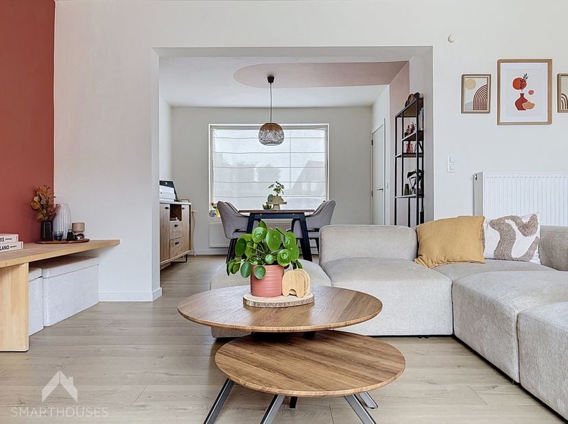 Instapklare halfopen woning, grondig gerenoveerd in 2021, gelegen op een vlot bereikbare locatie. Bij het betreden van de woning komt u in de inkomhal