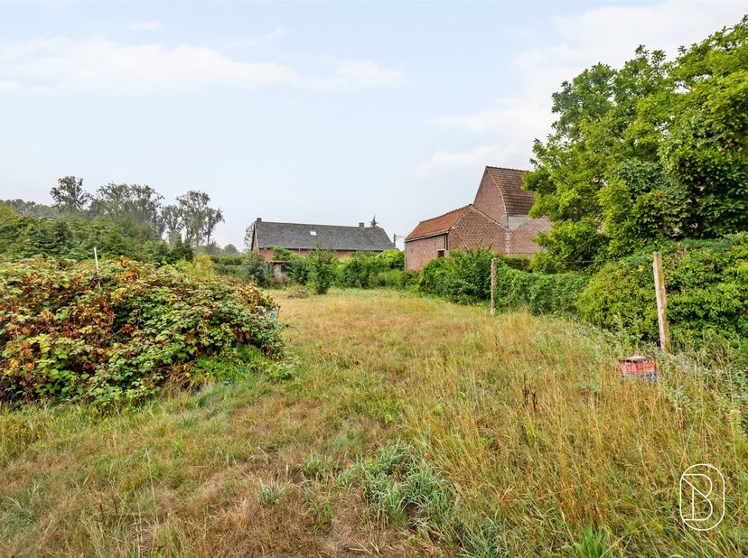 Deze vrijstaande woning, perfect gelegen vlak bij alle voorzieningen in het gewilde dorp Kain, staat op een perceel van 823 m² en is als volgt ingedee