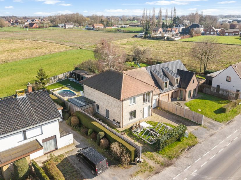 Deze woning is gelegen op een grondoppervlakte van 658 m² en bestaat uit: inkomhal - toilet - living - keuken - wasplaats - berging - garage - 1 slaap