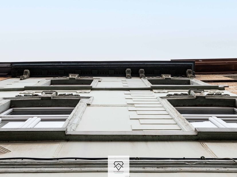 Langs de Rooigemlaan, op een strategische locatie met een uitstekende bereikbaarheid, vindt u deze ruime herenwoning met een bewoonbare oppervlakte va