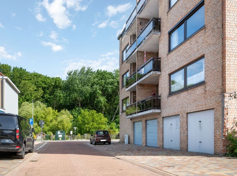 Dit royaal appartement van 113 m² bevindt zich op een topligging in Oostende, vlak bij het Maria Hendrikapark ("t Bosje"), en combineert ruimte, licht