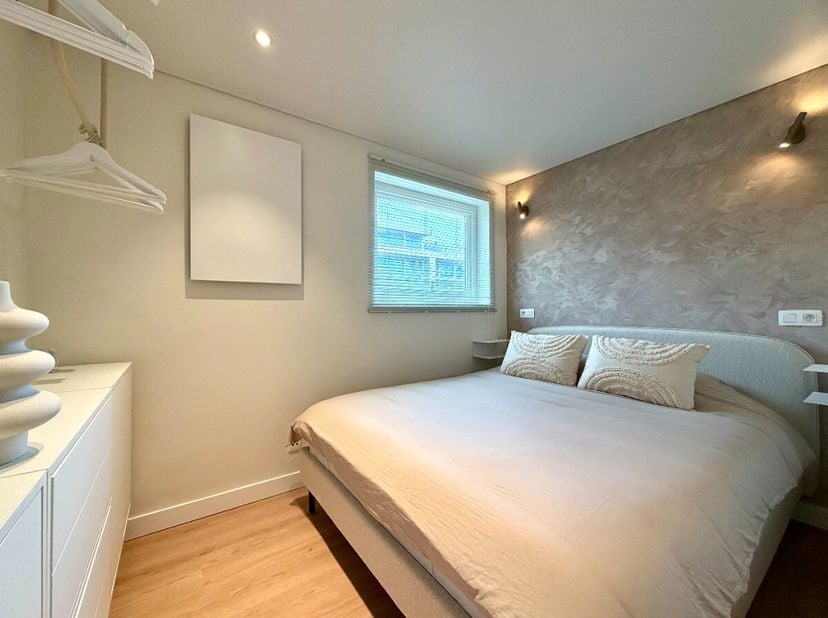 À vendre : appartement rénové (2026) près des dunes. Découvrez cet appartement d'une chambre, rénové avec goût, bénéficiant d'un emplacement exception