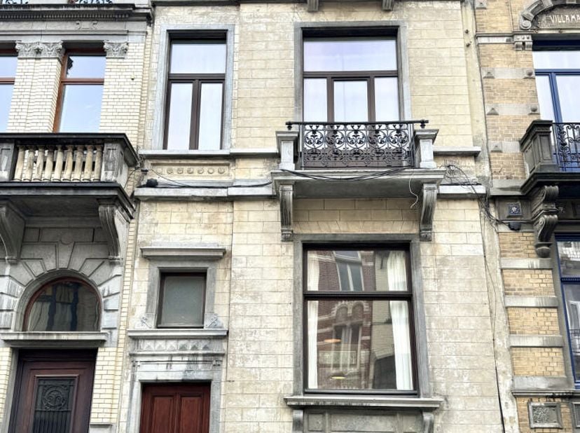 Haut de Saint-Gilles, entre le Parc de Forest et la place Van Meenen, à proximité des commerces, transports, cafés et restaurants, cette élégante mais