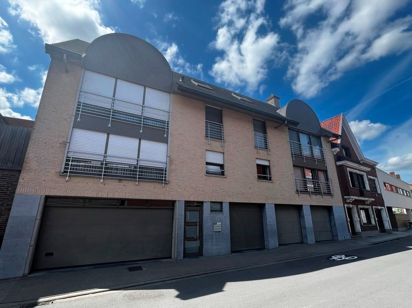 Dit appartement is gelegen op de eerste verdieping in een kleine, rustige residentie van 3 appartementen. Er is een inkomhal met wasplaats, living met