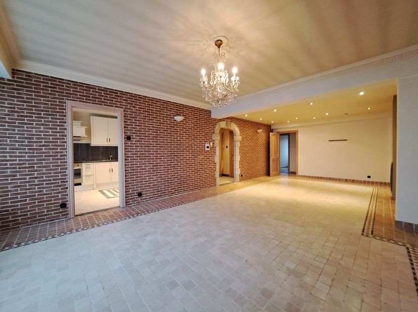 Dit ruime appartement in Hasselt heeft alles wat je nodig hebt voor comfortabel wonen. Met 3 slaapkamers en een bewoonbare oppervlakte van 125m² is er