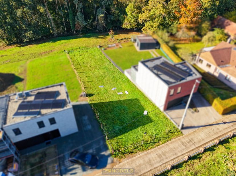 Aantrekkelijke bouwgrond van 649M² voor HALFOPEN BEBOUWING, rustig gelegen in het landelijke Everbeek, midden in de prachtige VLAAMSE ARDENNEN. Dit mo