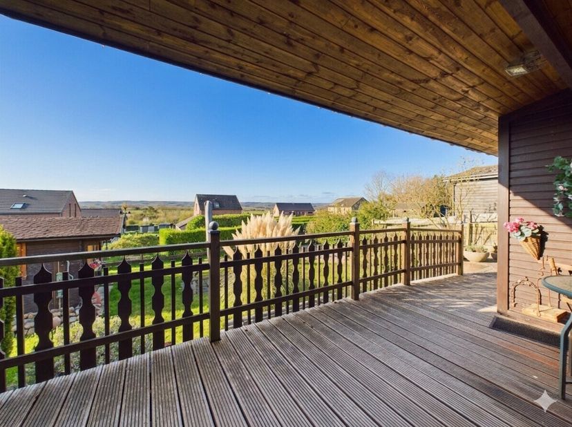 Lagence ERA B-LUX a le plaisir de vous présenter ce charmant chalet situé à Noiseux, dans la commune prisée de Somme-Leuze.Idéalement situé à proximit
