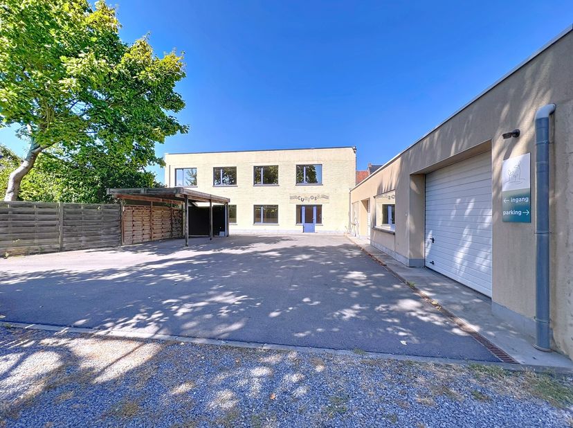 Benaderende OPPERVLAKTEN:<br />
Constructie - bewoonbare oppervlakten<br />
Kantoor: 124 m²<br />
Magazijn: 630 m²<br />
<br />
Grondoppervlakte<br />
