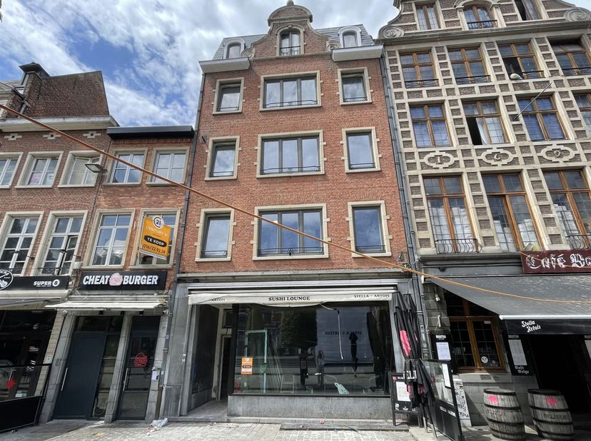 Ooit gedroomd van jouw handelspand uit te baten op de Oude Markt in Leuven? Dan is dit de ultieme kans! Dit vernieuwde gebouw biedt een horecagelijkvl