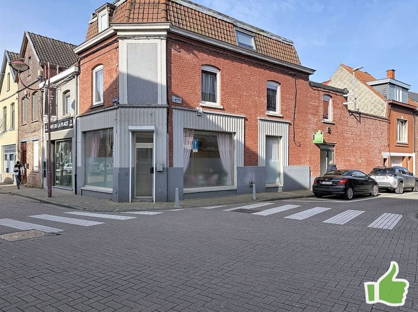Immeuble de rapport avec surface commerciale et appartement duplex aux étages<br />
<br />
Situé sur un angle offrant une excellente visibilité, cet