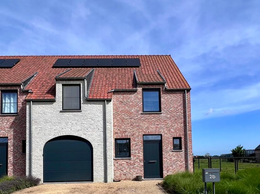 Rustig gelegen nieuwbouwwoning halfopen bebouwing te Zwevezele<br />
West-Vlaanderen Energiezuinig EPC 37<br />
Gelijkvloers met vloerverwarming <br /