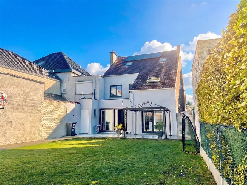Cette maison unifamiliale, rénovée en 2025 et économe en énergie (label B!), avec une largeur de façade et parcelle de 9 mètres et une surface habitab