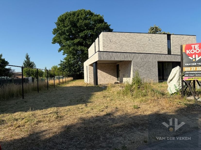 Ruime en volledig afgewerkte half open BEN-woning met 3 slaapkamers te bewonderen in het gezellige Kermt.<br />
<br />
Afwerking zit in het voorziene