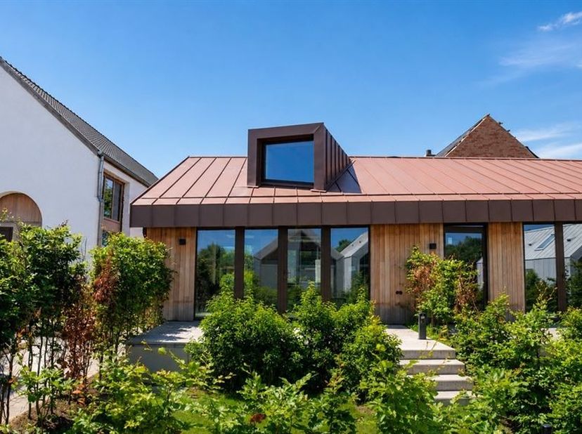 Stijlvolle vakantiewoning met hoogwaardige afwerking, gelegen aan de Maas op Domein Mase, in het pittoreske Aldeneik<br />
<br />
Troeven<br />
- U
