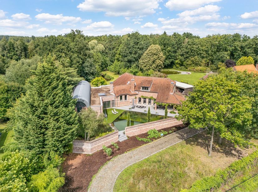 Deze authentieke villa straalt warmte en karakter uit. Afgewerkt met duurzame materialen en behoud van originele elementen, biedt deze villa een uniek