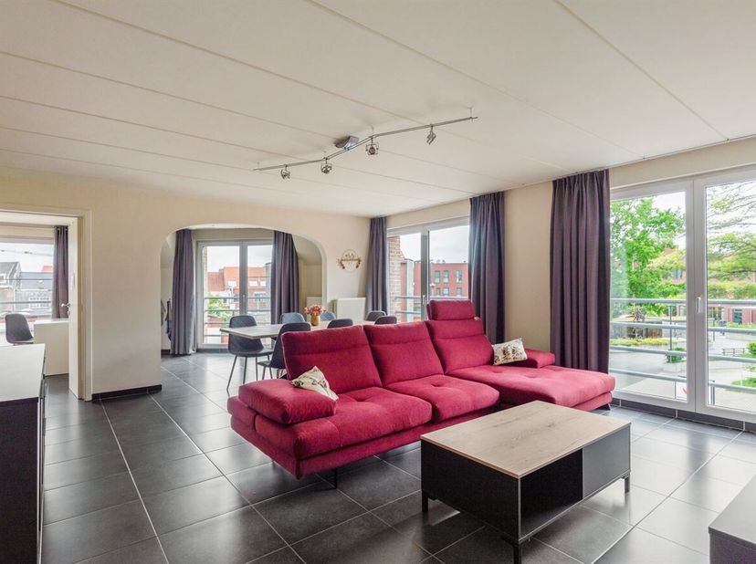 Openhuizendag op zaterdag 13 juni van 14u00 - 15u00.<br />
Instapklaar appartement met twee slaapkamers <br />
Ligging:<br />
Gelegen in een rustige e