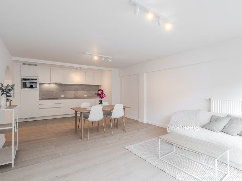 Ontdek dit gerenoveerde appartement met twee slaapkamers, gelegen op de tweede verdieping van residentie Neptunus in het hart van Oostende. Dankzij de