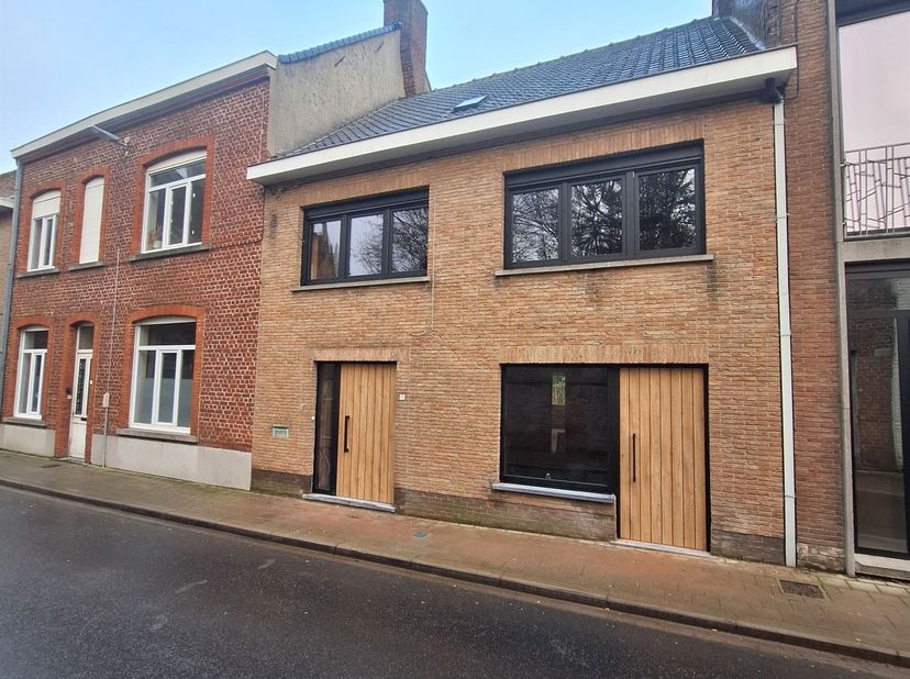 Energiezuinige huurwoning met 3 slaapkamers, ruim terras en stadstuin. Deze energiezuinige huurwoning verwelkomt je via een inkomhal met gastentoilet.