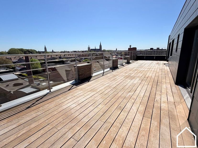 Dit recent gerenoveerde en volledig geschilderde appartement is ideaal voor wie op zoek is naar een instapklare woonst of interessante investering. De