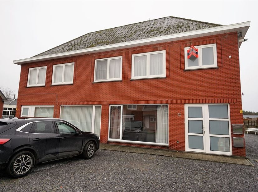 Prijsgunstig, gerenoveerd appartement in een mooie buurt. Inkomhal, traphal, zéér zonnige living, volledig uitgeruste keuken, knusse badkamer met douc